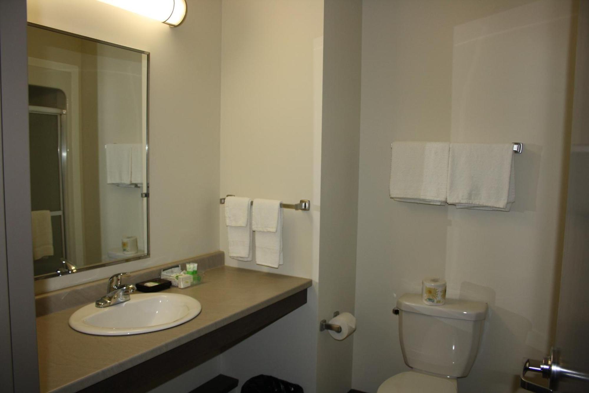 Crossroads Inn & Suites Paradise الغرفة الصورة