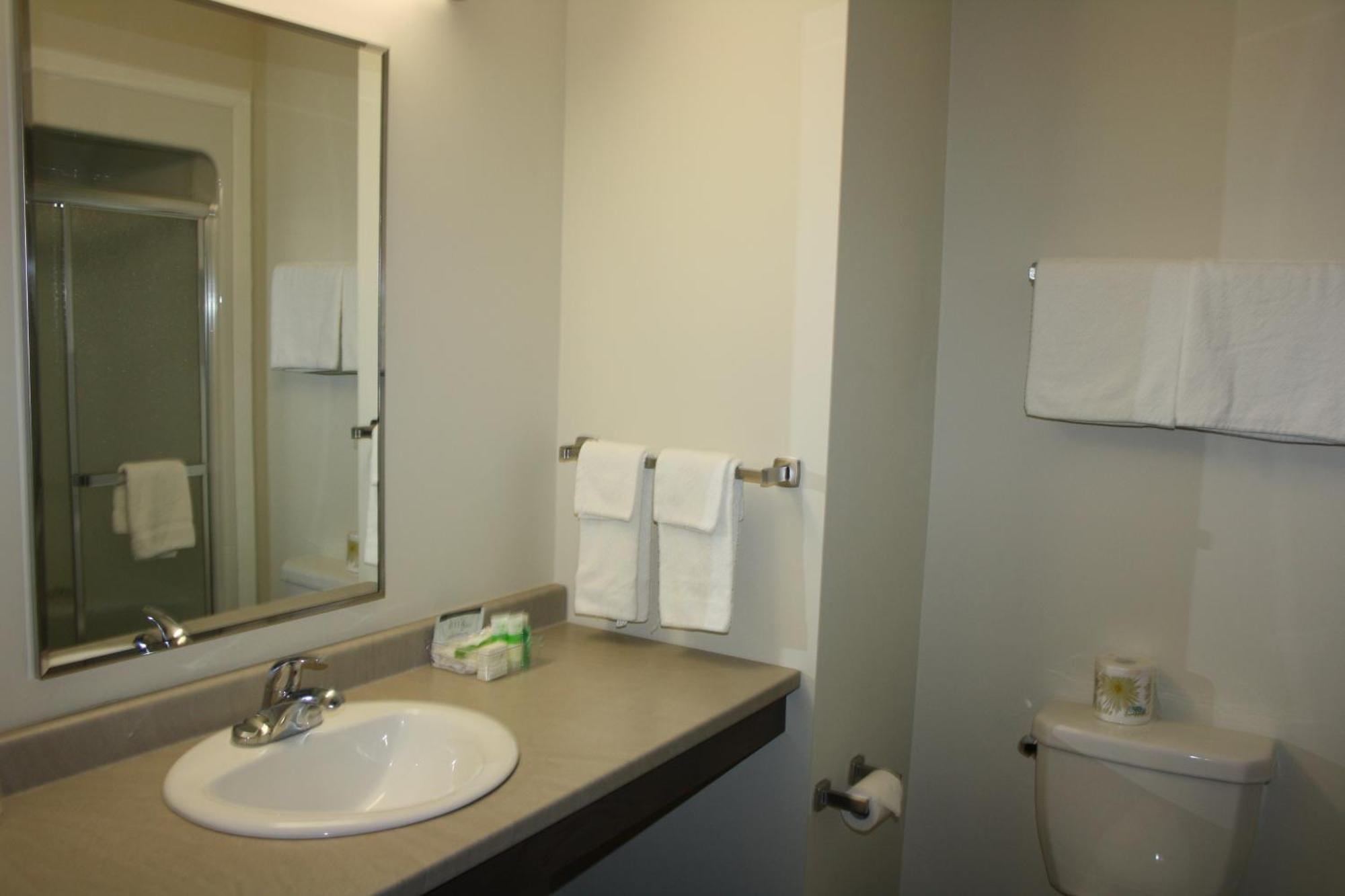 Crossroads Inn & Suites Paradise الغرفة الصورة