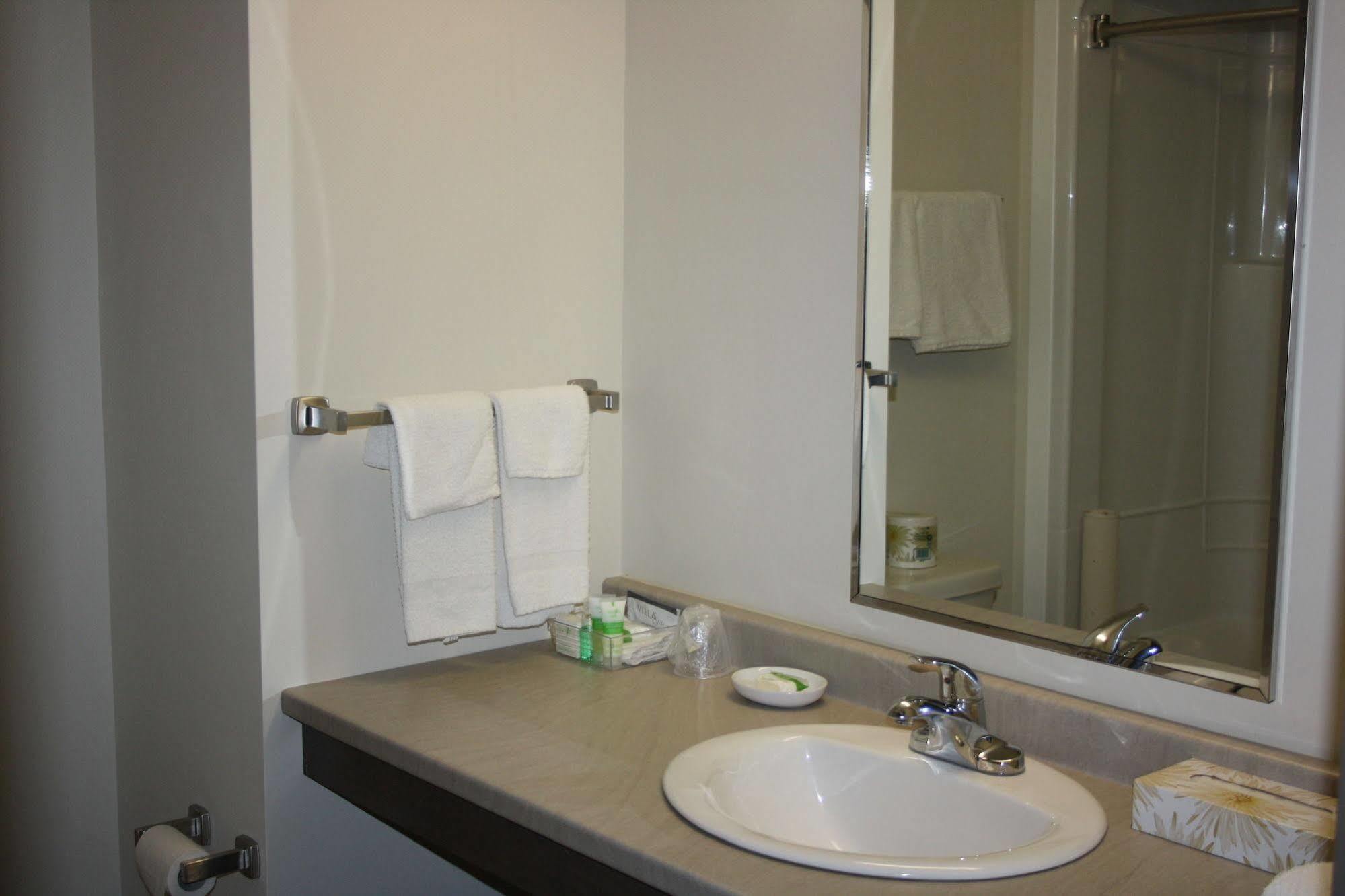 Crossroads Inn & Suites Paradise المظهر الخارجي الصورة