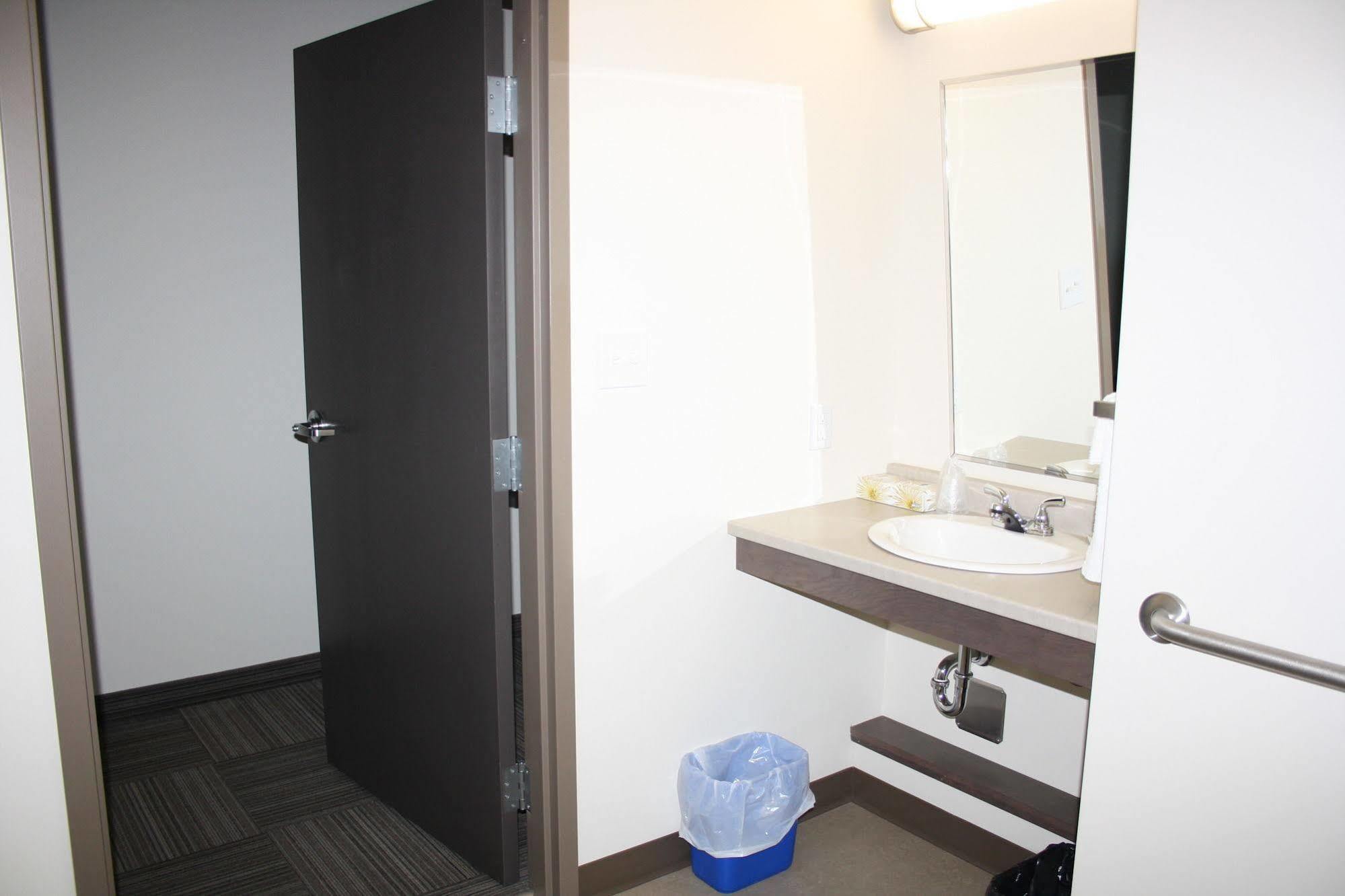 Crossroads Inn & Suites Paradise المظهر الخارجي الصورة